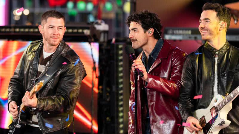 Nick Jonas, Joe Jonas, Kevin Jonas performando no Ano Novo na Times Square - Craig T Fruchtman/WireImage/GettyImages