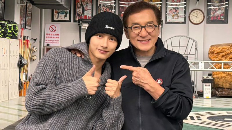 Jun, integrante do SEVENTEEN, com Jackie Chan - Reprodução/ Instagram/junhui_moon