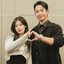 Jung So Min e Jung Hae In durante anúncio do drama 'O Amor Mora ao Lado'