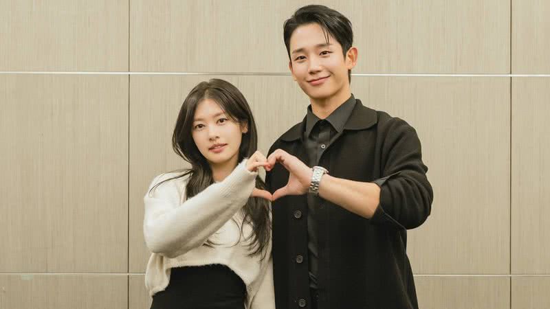 Jung So Min e Jung Hae In durante anúncio do drama 'O Amor Mora ao Lado' - Divulgação/tvN