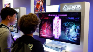 Jovens jogando em um console da PlayStation - Chesnot/Getty Images