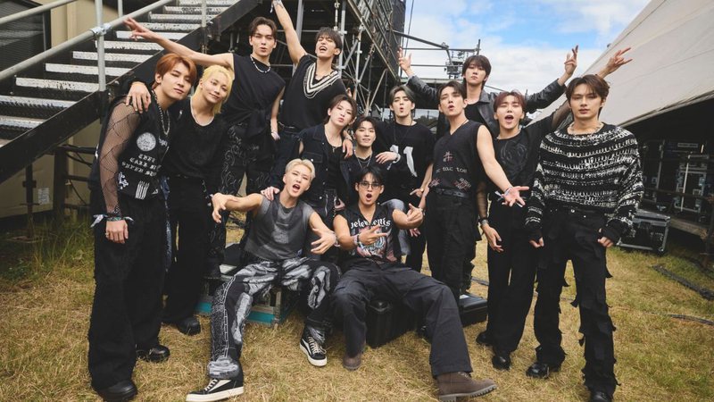 Membros do SEVENTEEN no Glastonbury Festival - Reprodução/X/pledis_17