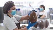 Fabricação de ovos de Páscoa de chocolate - Stefano Guidi/Getty Images