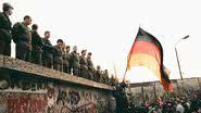 Muro de Berlim, em Berlim, Alemanha, no dia 10 de novembro de 1989 - Colin Campbell/Getty Images