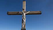 Crucifixo em paisagem na Suíça - Steve Christo - Corbis/Getty Images