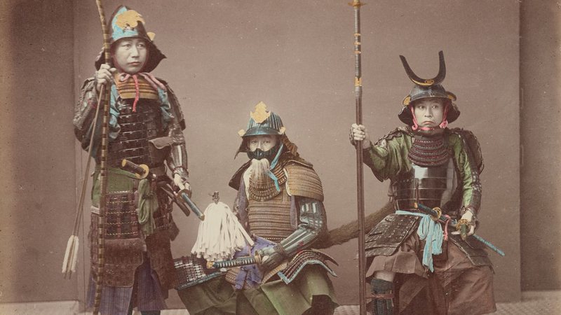 Samurais em suas armaduras por volta de 1870 e 1890 - Heritage Art/Heritage Images via Getty Images