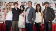 Elenco de 'High School Musical' e o diretor Kenny Ortega em 2008 - Clayton Chase Fullmer/WireImage/Getty Images