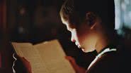 Criança lendo um livro - Pixabay