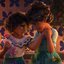 Mirabel e Julieta Madrigal em cena de 'Encanto'