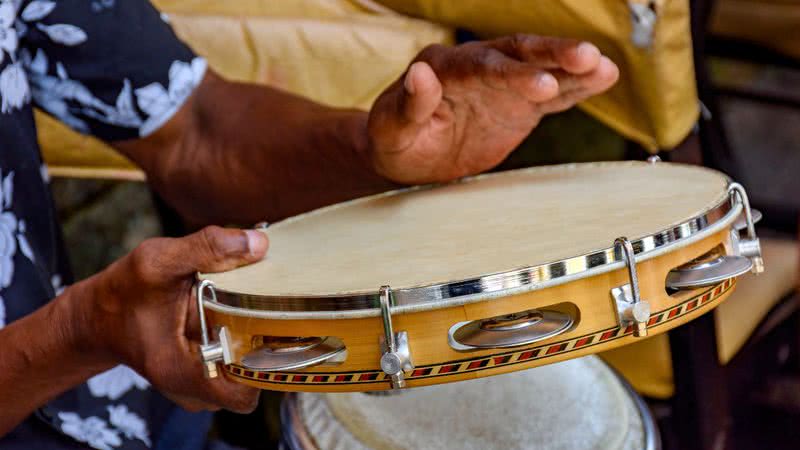 Pandeiro sendo tocado em uma roda de samba - Fred Pinheiro/Getty Images