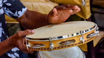 Pandeiro sendo tocado em uma roda de samba - Fred Pinheiro/Getty Images