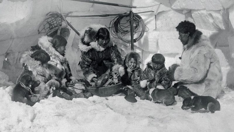 Família de esquimós em um iglu - Getty Images