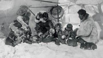 Família de esquimós em um iglu - Getty Images