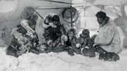 Família de esquimós em um iglu - Getty Images