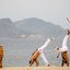 Homens lutando capoeira