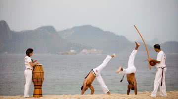 Homens lutando capoeira - Wikimedia Commons