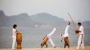 Capoeiristas praticando capoeira na praia do Flamengo - In Pictures Ltd./Corbis via Getty Images
