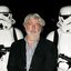George Lucas acompanhado de Stormtroopers do universo Star Wars
