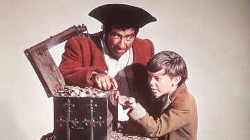 Robert Newton e Bobby Driscoll para o filme 'A Ilha do Tesouro' (1950) - Silver Screen Collection/Getty Images