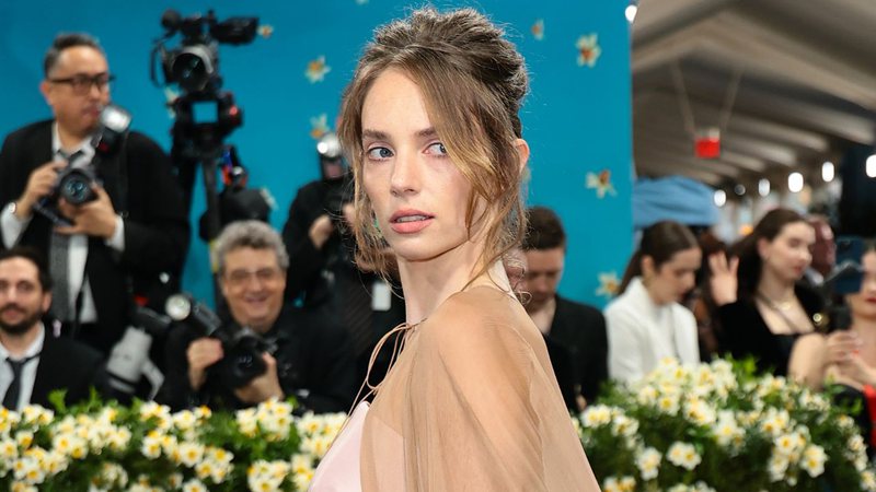 Maya Hawke no Met Gala 2025 - Dimitrios Kambouris/Getty Images