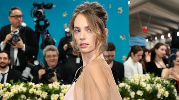 Maya Hawke no Met Gala 2025 - Dimitrios Kambouris/Getty Images