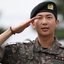 RM, do BTS, em sua dispensa militar