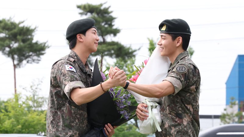RM e V, do BTS, durante dispensa militar - Chung Sung-Jun/Getty Images