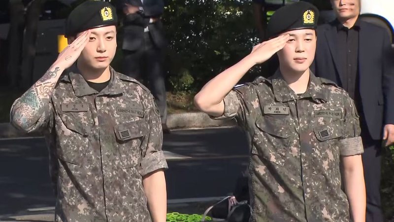 Jungkook e Jimin, do BTS, em sua dispensa militar - Reprodução/YouTube/ SBS 뉴스