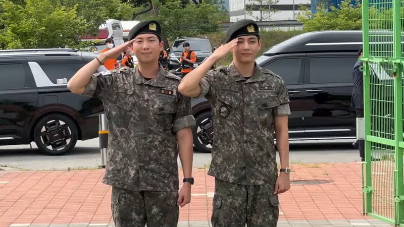 RM e V, do BTS, em sua dispensa militar - Reprodução/YouTube/디스패치 / Dispatch