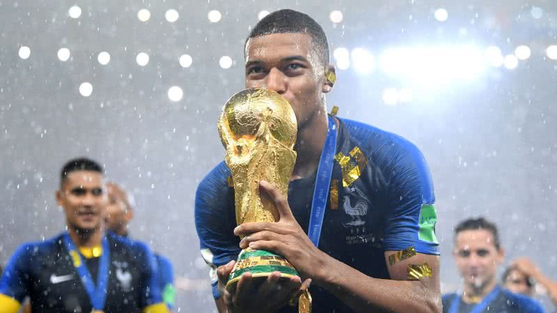 Kylian Mbappé, da França, com o Troféu da Copa do Mundo após a vitória de sua equipe na final da Copa do Mundo da FIFA 2018 - Getty Images