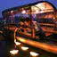 Um casal acende velas no lago Houhai para fazer desejos no Festival Qixi em 11 de agosto de 2005 em Pequim, China.