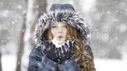 Imagem ilustrativa de uma mulher na neve - Pixabay