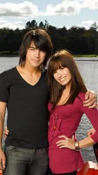 Como Demi Lovato conseguiu entrar para Camp Rock e Sunny Entre Estrelas?