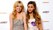 Jennette McCurdy e Ariana Grande na premiere de Sam & Cat em 2013 - Getty Images