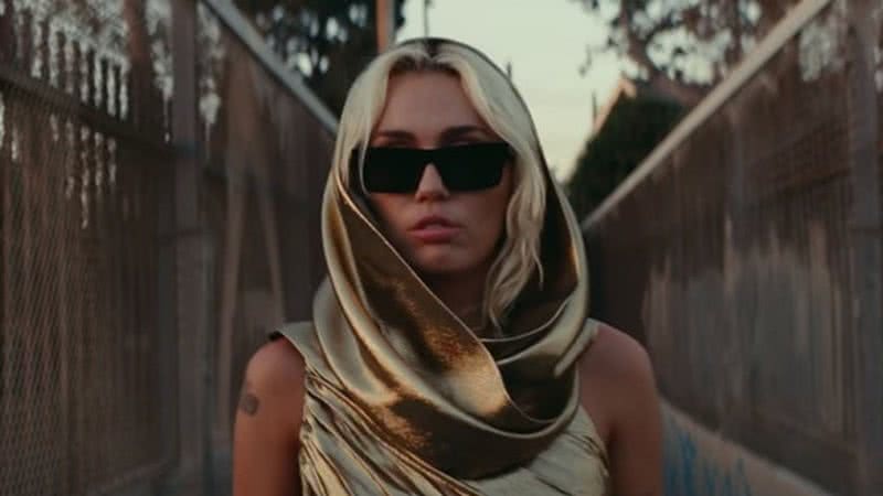 Miley Cyrus em clipe de 'Flowers' - Reprodução/ Youtube/ Miley Cyrus