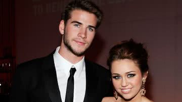 Miley Cyrus e Liam Hemsworth na 18th Annual Elton John AIDS Foundation Academy Award Party em 2010 - Getty Images