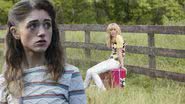 Natalia Dyer em 'Stranger Things' e Miley Cyrus em 'Hannah Montana: O Filme' - Divulgação/Netflix e Divulgação/Disney