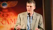 Rick Riordan em um evento de lançamento do livro "A Pirâmide Vermelha" - GettyImages/ Amy Sussman