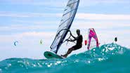 Pessoa praticando Windsurfe - Pixabay