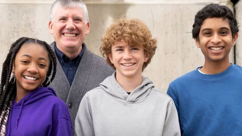 Leah Sava Jeffries, Walker Scobell, Aryan Simhadri e o escritor Rick Riordan em imagem promocional de "Percy Jackson e os Olimpianos" - Divulgação/Disney+