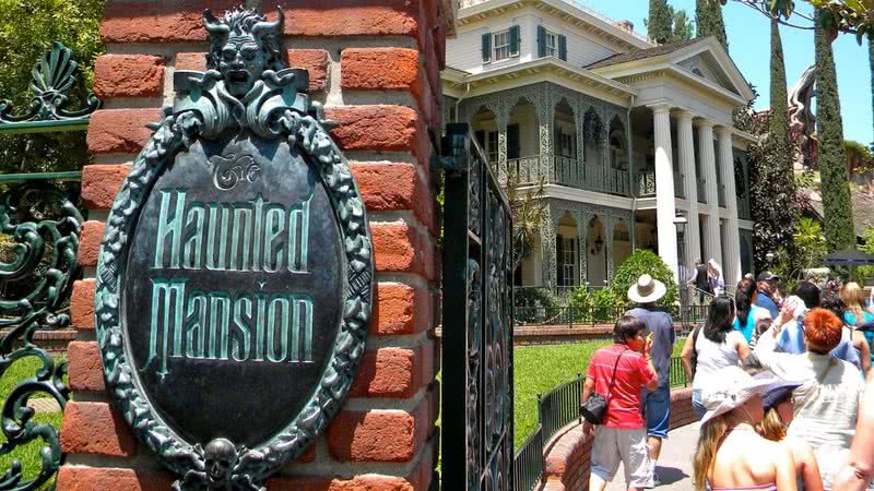 Atração Haunted Mansion nos parques da Disney - Wikimedia Commons