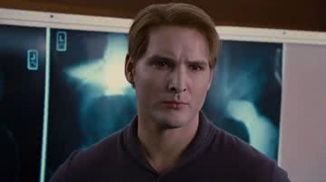 Carlisle Cullen (Peter Facinelli) em "A Saga Crepúsculo: Amanhecer - Parte 1" (2011) - Reprodução/Paris Filmes