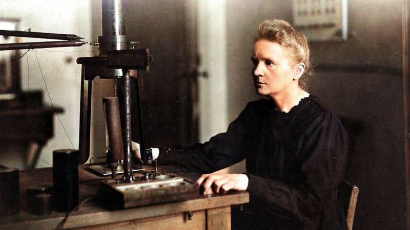 Cientista Marie Curie em seu laboratório - Creative Commons