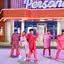 Membros do BTS e Halsey no MV de "Boy With Luv"