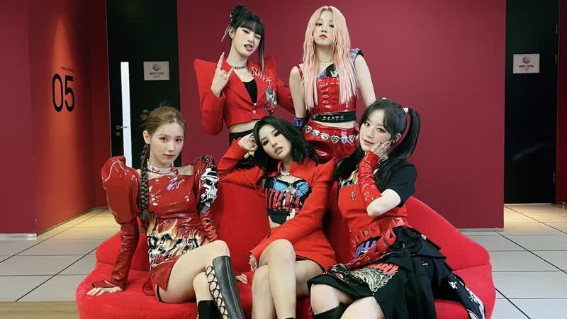 Integrantes do (G)I-DLE para o stage de 'TOMBOY' - Divulgação/Twitter/G_I_DLE