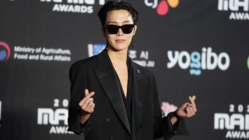 J-Hope no tapete vermelho do MAMA 2022 - Christopher Jue/Getty Images