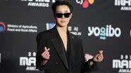 J-Hope no tapete vermelho do MAMA 2022 - Christopher Jue/Getty Images