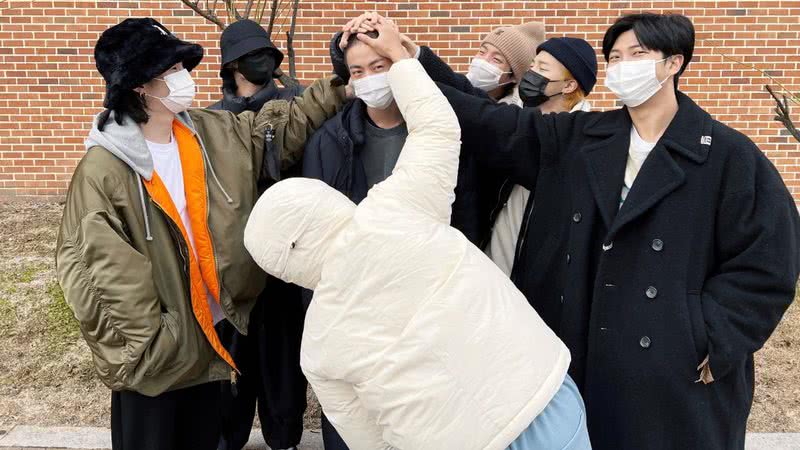 Integrantes do BTS no alistamento militar de Jin - Reprodução/Twitter/BTS_twt