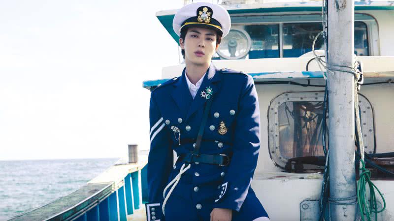 Imagem promocional do photobook Me, Myself, and Jin ‘Sea of JIN island’ - Divulgação/BigHit Music