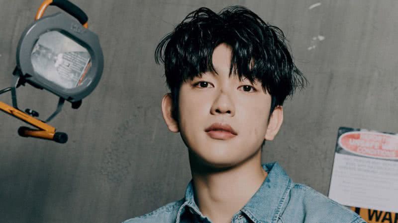 Jinyoung em imagem promocional de 'NANANA' - Divulgação/ Warner Music Korea